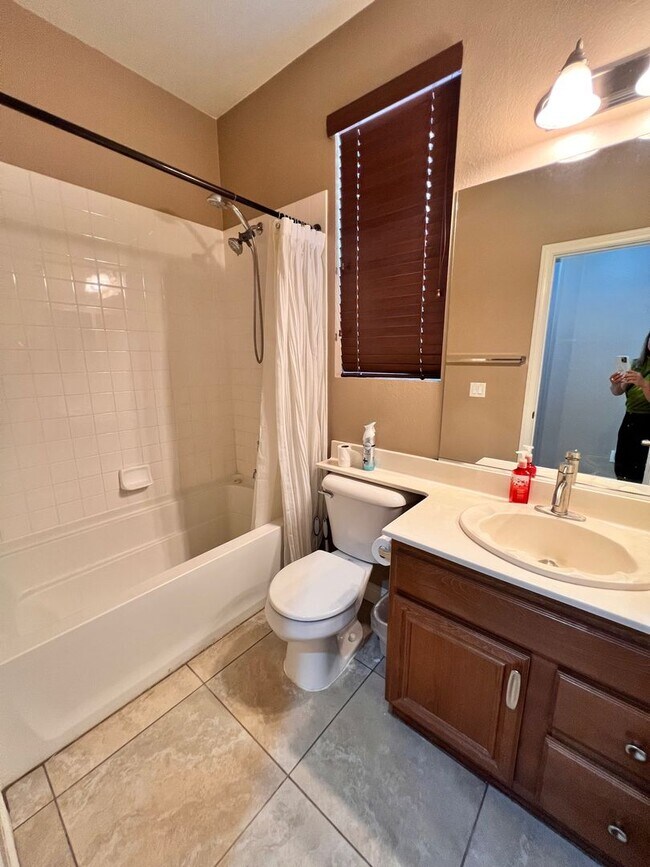Building Photo - Gorgeous 1 story single home, 3 beds, 2 ba...