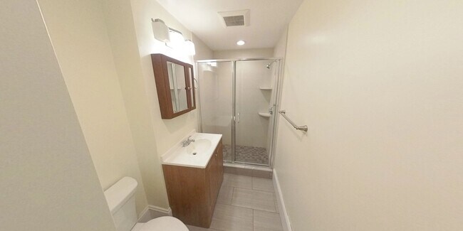 Building Photo - Large 4 bed