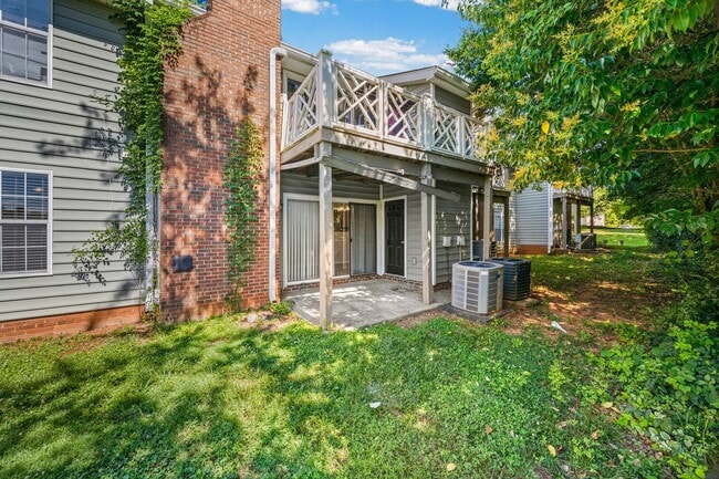 Building Photo - Light and bright 2-primary suite, 2-bath condo in Firethorne of Charlotte.