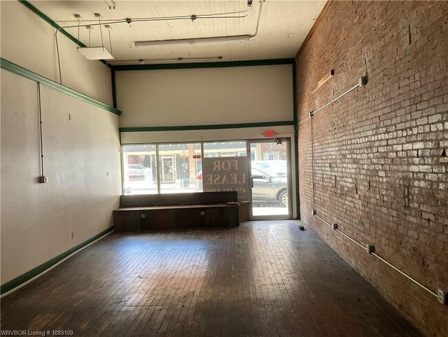 Building Photo - 621 Main St