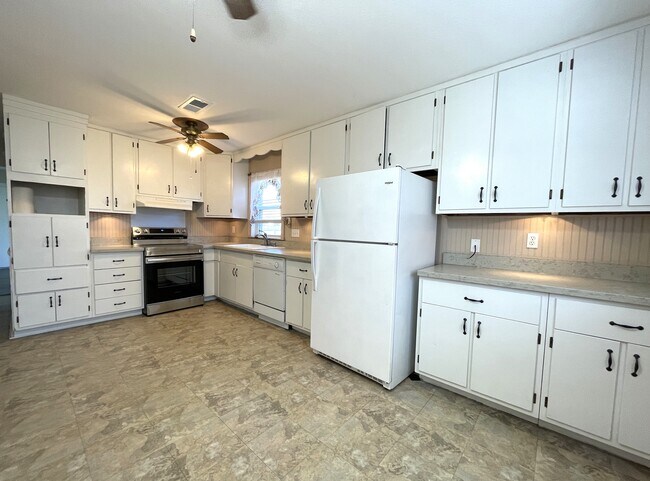 Primary Photo - 12 Boimare Ave