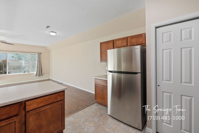 Building Photo - Charming 2BD/2.5BA Townhome with Attached ...