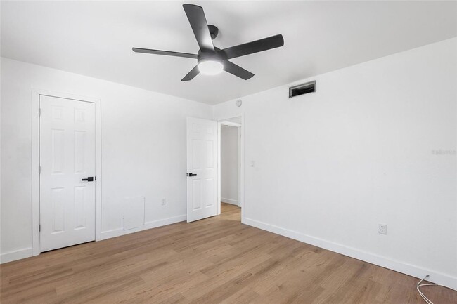 Building Photo - ONE BEDROOM APARTMENT AVAILABLE!