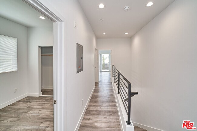 Building Photo - 603 1/2 W 41st St