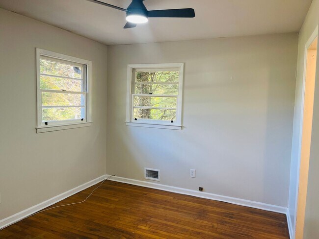 Building Photo - 531 Locke St