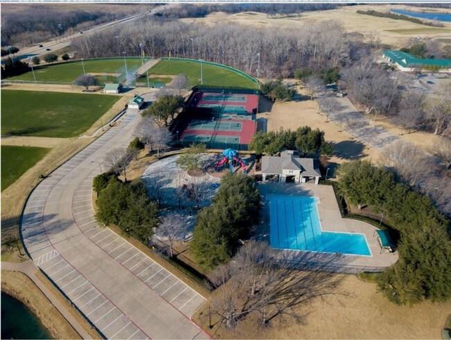 Building Photo - COMING SOON! CHARMMING 2 BEDROOM TOWNHOME ...