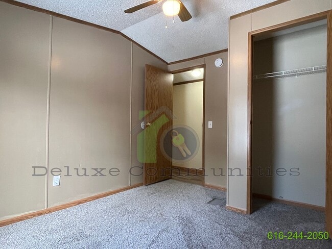 Building Photo - 3 Bedroom Mobile Home Available NOW! Baseline Estates Park