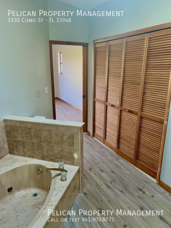 Building Photo - 1930 Como St