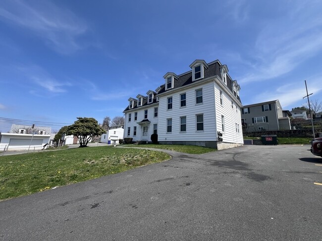 Building Photo - 795 N Underwood St