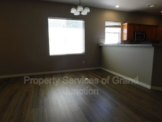 Building Photo - 733 Lakeview Ct