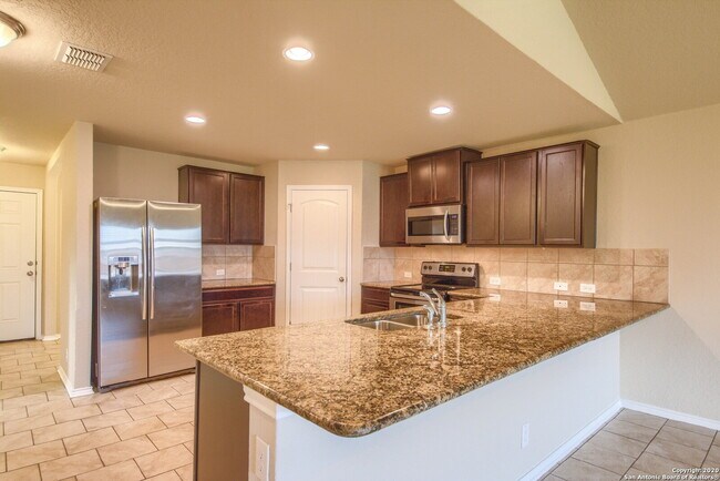 Building Photo - SPACIOUS 4-BEDROOM WITH WATER PARK AMENITIES!!