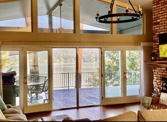 Building Photo - Lake Front Furnished Home, 3 bed, 4 bath i...