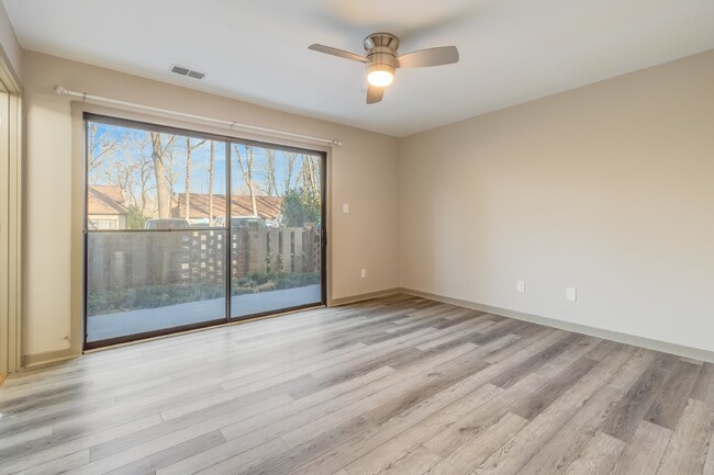 Building Photo - Fully Renovated 2-Bed Condo in Lake Wylie ...