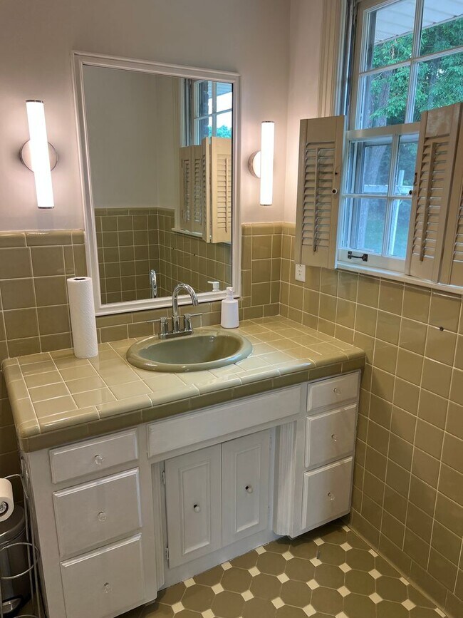 Building Photo - Single Family Home on almost an acre, 4 be...
