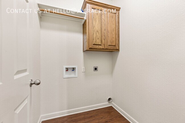 Building Photo - 2100 Breezy Dr