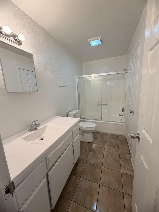 Building Photo - Spacious 3 Bed / 1 Bath Apartment with Open Layout & In-Unit Laundry