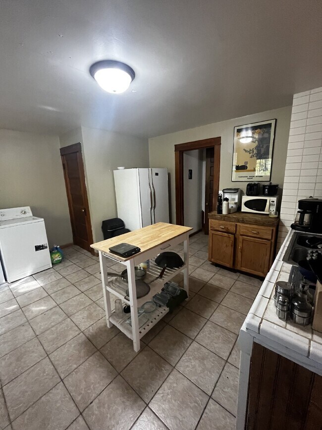 Building Photo - Cozy 4 Bed 1 Bath near UWEC!