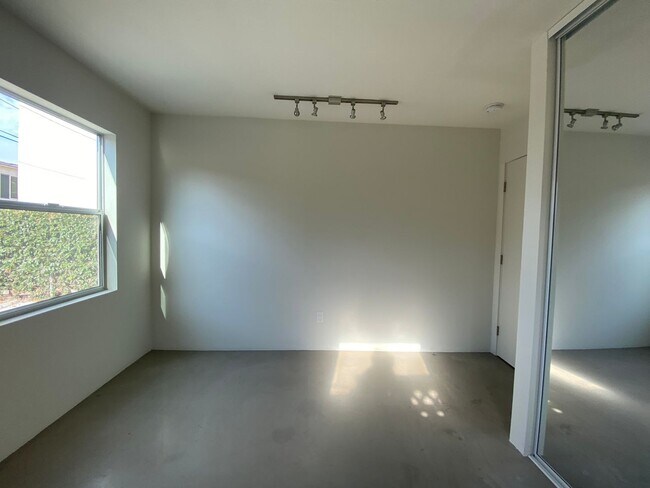 Building Photo - M340 - Miller