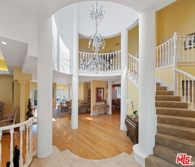 Building Photo - 2202 San Vicente Blvd