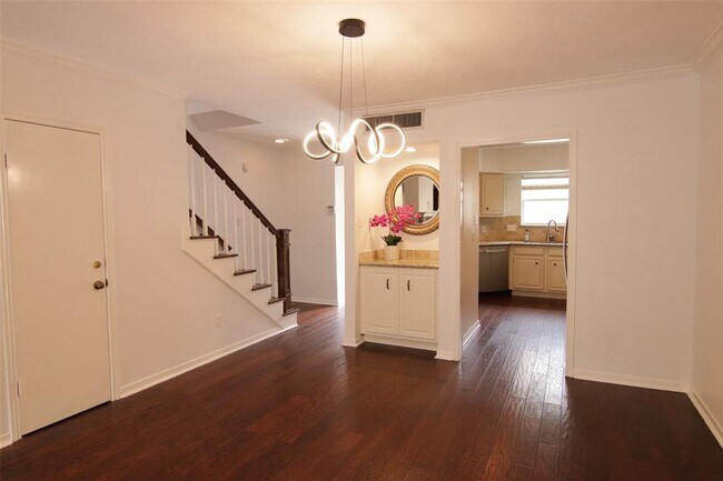 Building Photo - 926 Memorial Village Dr