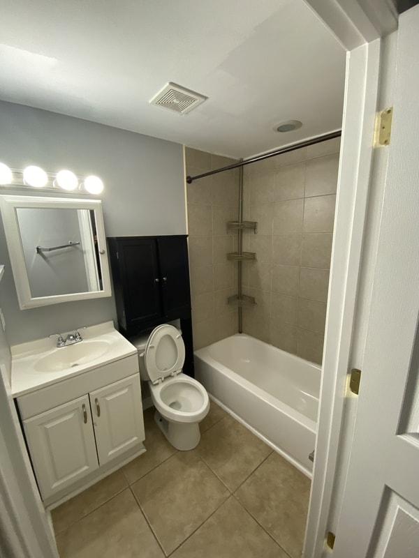 Building Photo - 1600 Light St