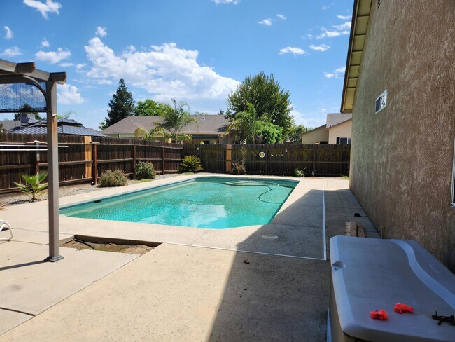 Building Photo - 682 W Forest St