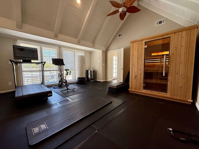 Building Photo - Stunning, Furnished 4 Bed 3.5 Bath + Offic...