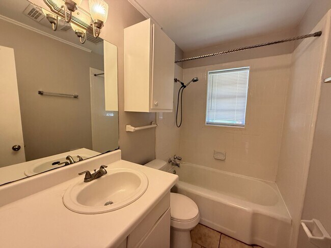 Building Photo - Near the University 2 bedroom Duplex With Private yard