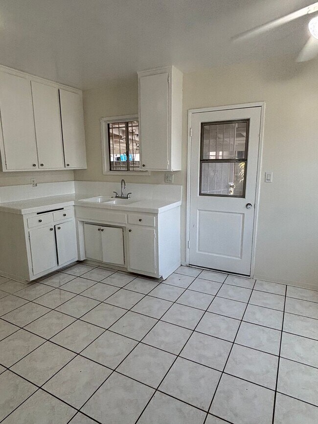 Building Photo - Spacious 3 bedroom available now!