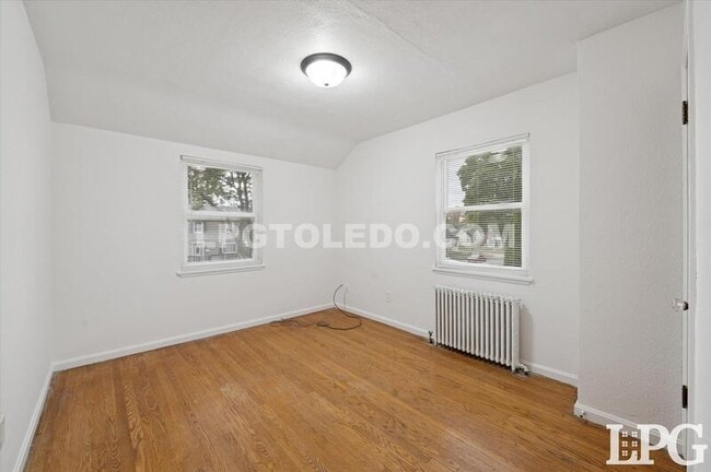 Building Photo - 606 W Poinsetta Ave