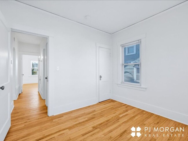 Building Photo - Charming Midtown Rental!