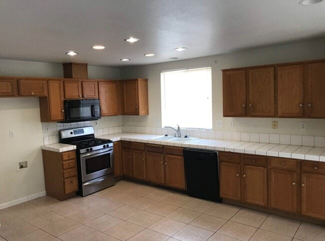 Building Photo - 4 Bedroom/2 Bath Home Stockton Ca