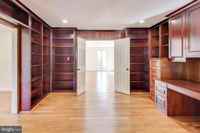 Building Photo - 4001 N Ridgeview Rd