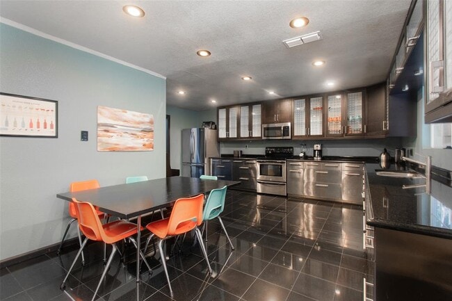Building Photo - 2524 Berkett Dr