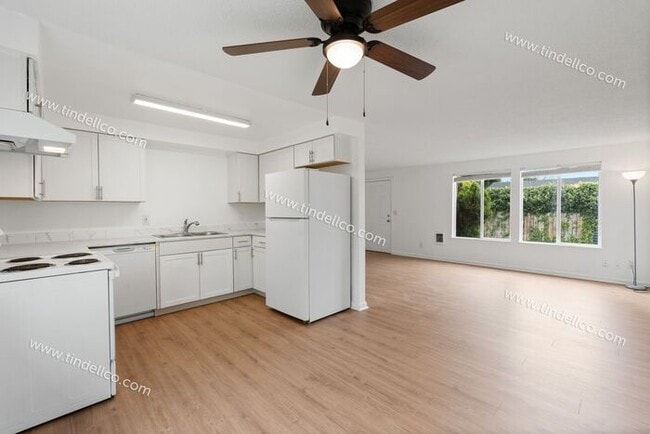 Building Photo - Updated 2BR w/ Utilities & Parking Include...