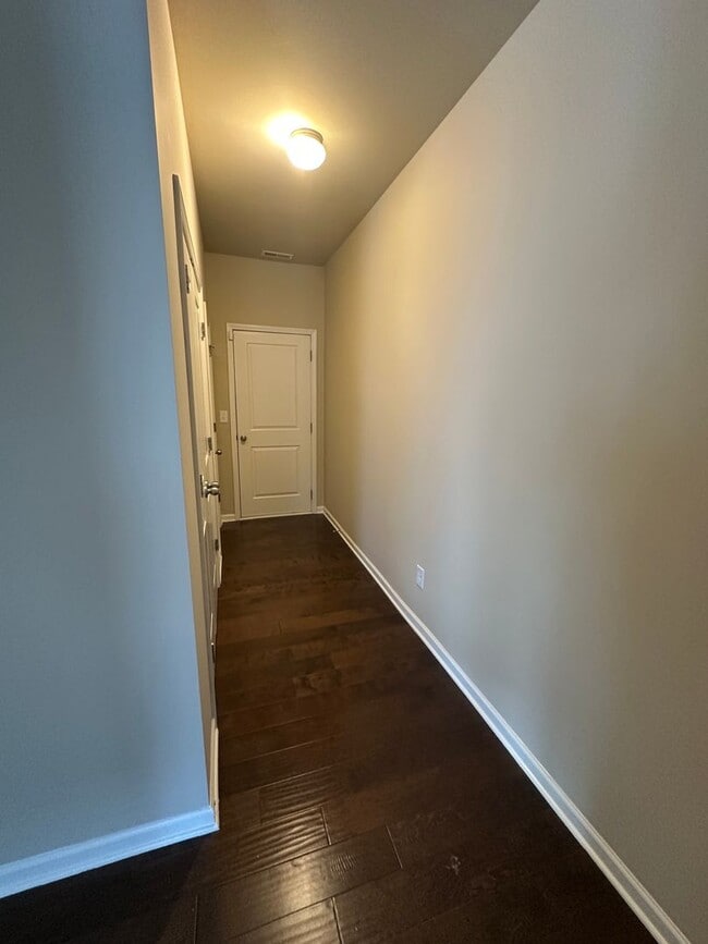 Building Photo - NEW LISTING - GORGEOUS TOWNHOME IN KENNESAW!