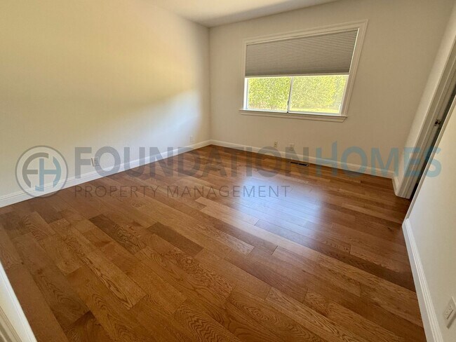Building Photo - Spacious 5BR Novato Home at End of Private Drive!  A/C!  Solar!  FOUNDATION