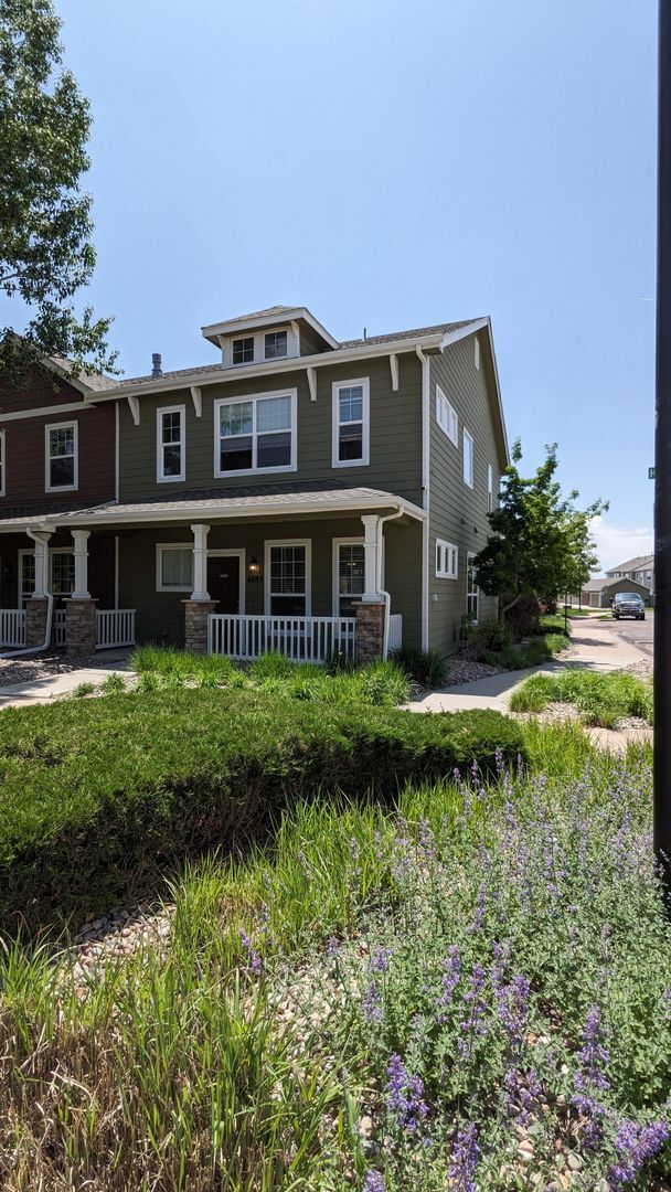 Building Photo - 2 STORY END UNIT TOWNHOME W/DETACHED 2 CAR...