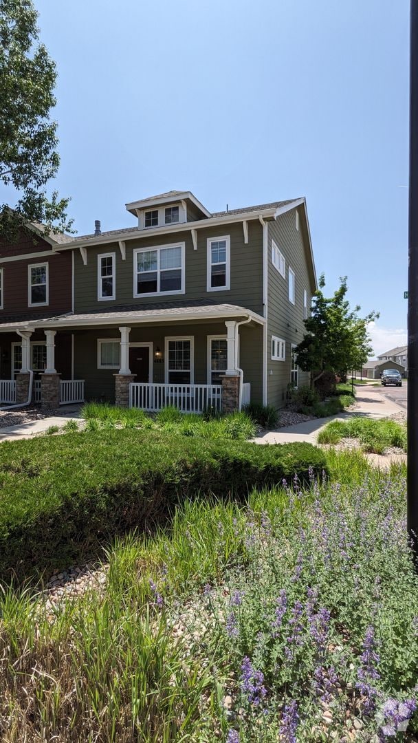Building Photo - 2 STORY END UNIT TOWNHOME W/DETACHED 2 CAR...