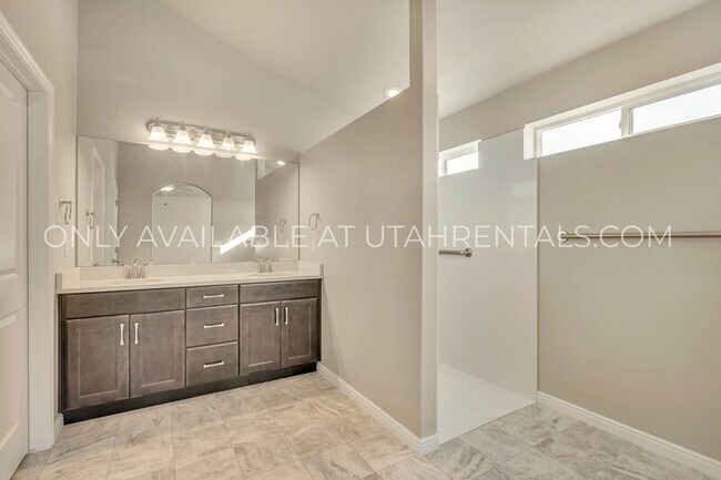 Building Photo - 1419 Stayner Dr