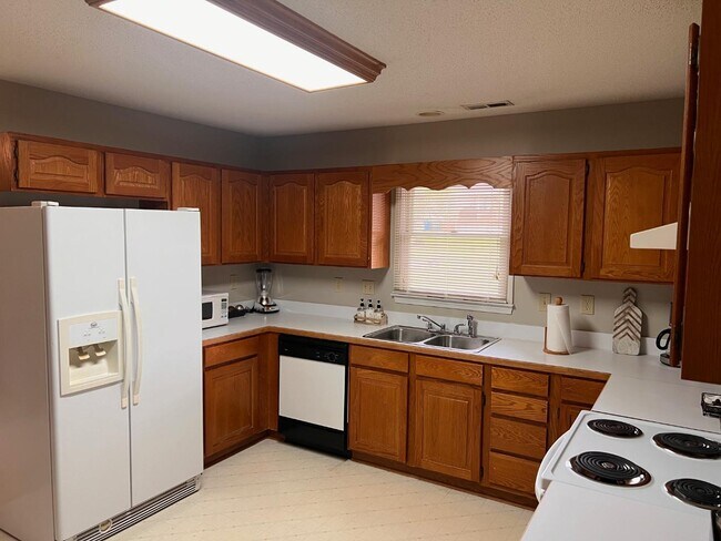 Building Photo - 401 Hidden Creek Cir