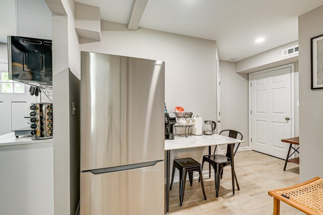 Building Photo - 6604 Oak St