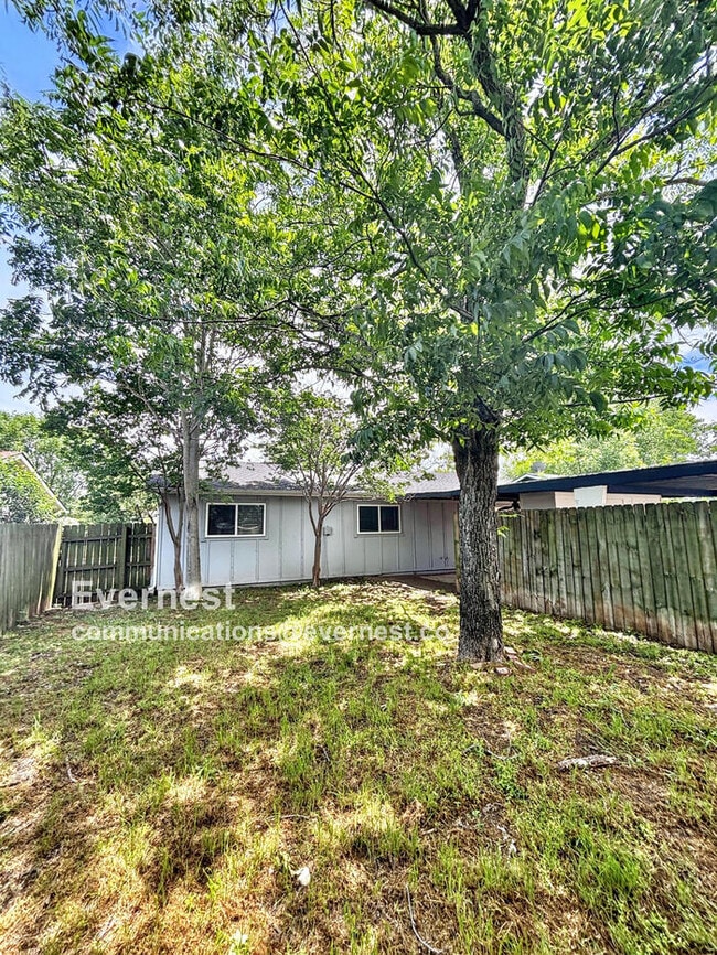 Building Photo - 807 Meadow Mead Dr