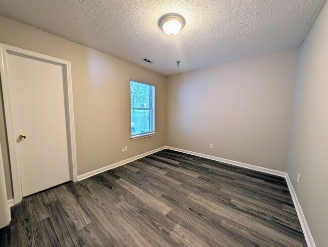 Building Photo - 1917 Tischer Rd