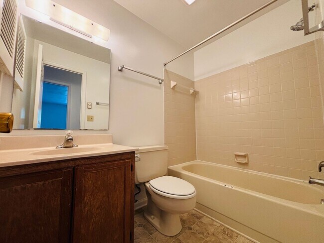 Building Photo - 108 Chowning Pl