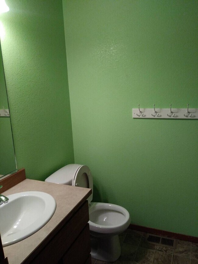 Building Photo - Beautiful 3 bedroom 2.5 bath CDA Home for ...