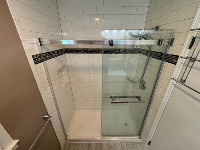 Building Photo - Lovely 4 Bed 3.5 Bath On Single Family Hom...