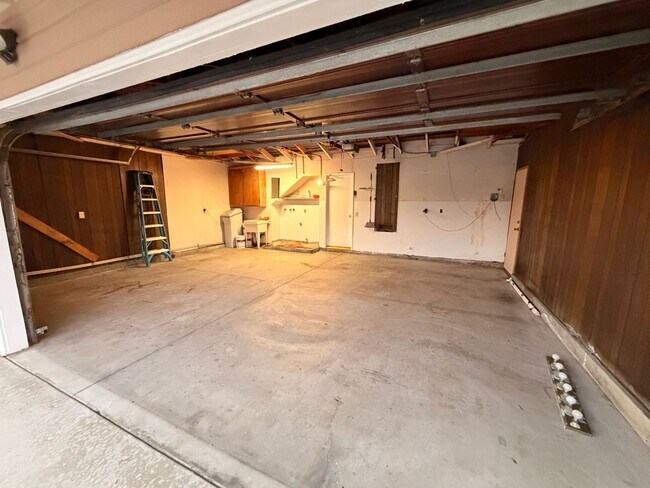 Building Photo - Beautiful 4 Bedroom 3 Bathroom La Palma House For Rent!