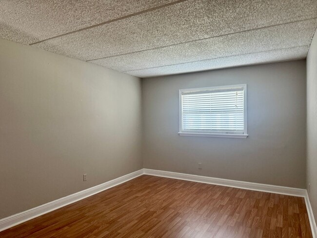 Building Photo - 1 Bed/1 Bath Ground Floor Condo in recently renovated apartment community.