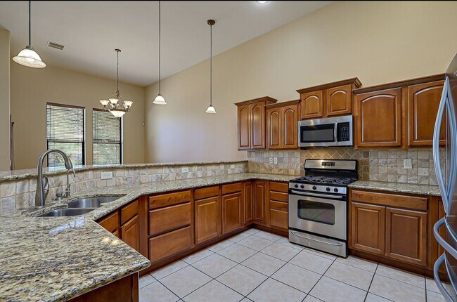 Building Photo - Beautiful Home in Sonoma Ranch with Amazin...